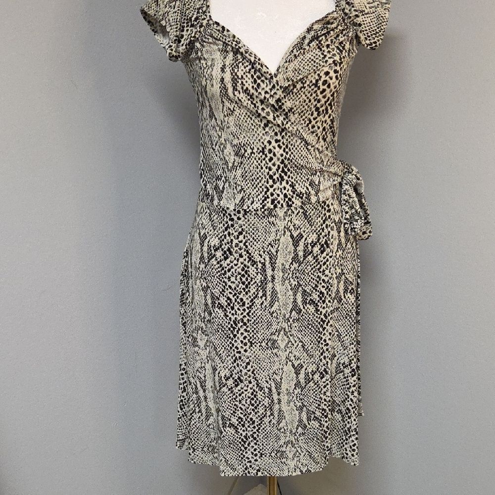 Black and Cream Sheath Mini Dress with Sweetheart Neckline